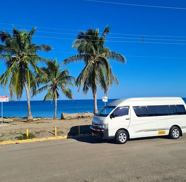 Private airport shuttle van in Guanacaste Costa Rica transportation service
